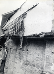 97560 Afbeelding van de beschadigingen in het huis Kapelstraat 49 te Utrecht dat is getroffen door brokstukken van het ...